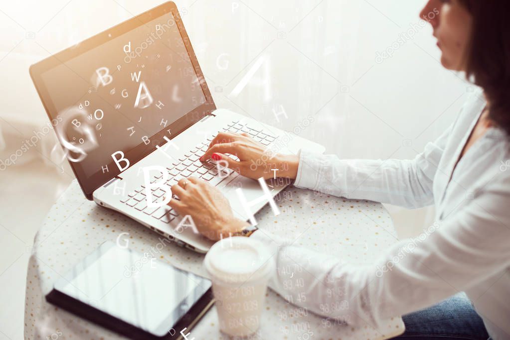 Content specialist che scrive contenuti per il web
