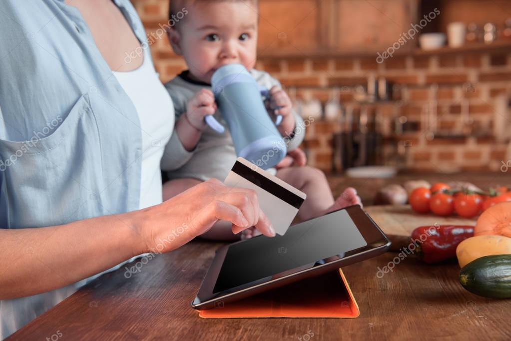 Interfaccia di un negozio online su desktop e smartphone