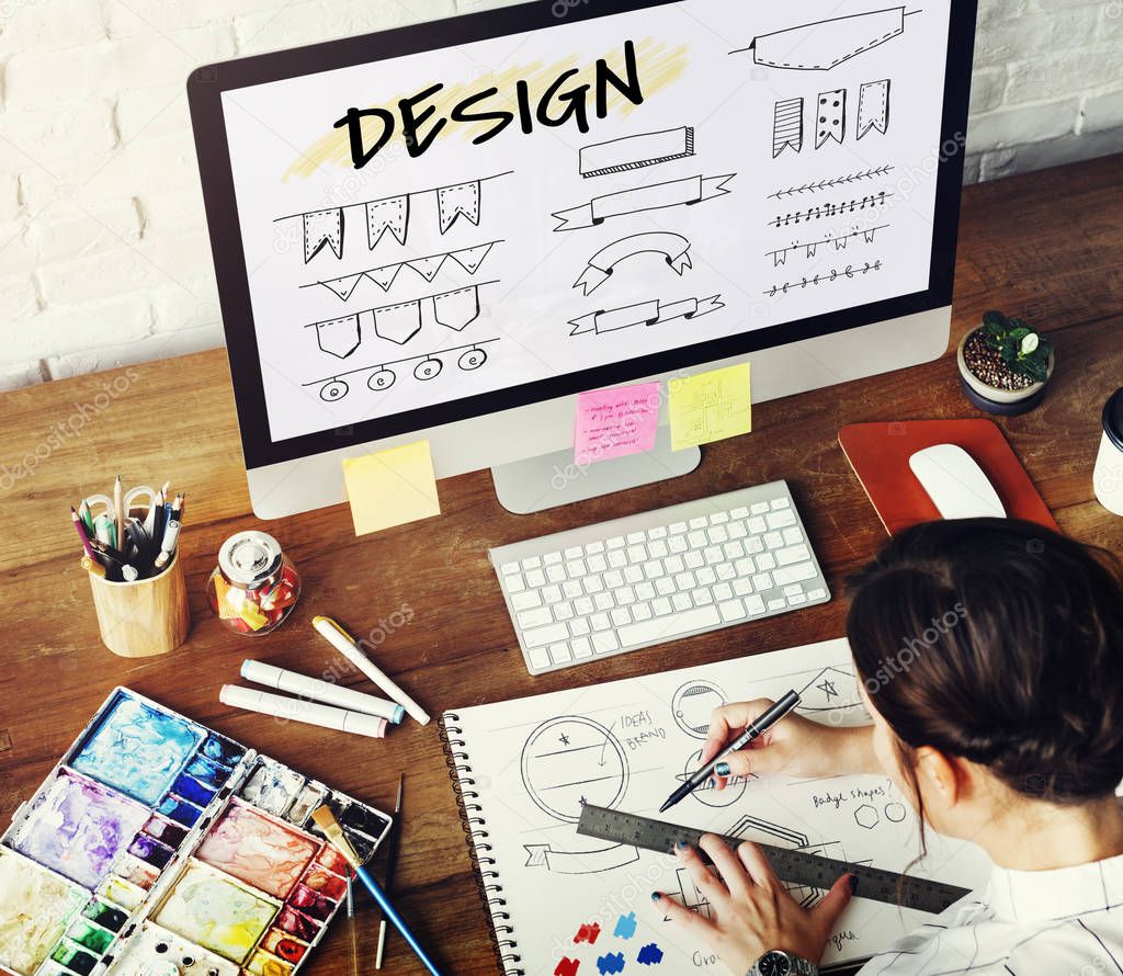 Web designer che crea il layout di un sito