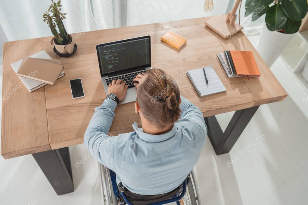 Sviluppatore web al lavoro sul codice
