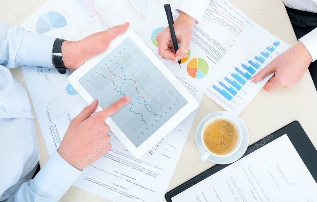 Specialista marketing che analizza grafici e dati